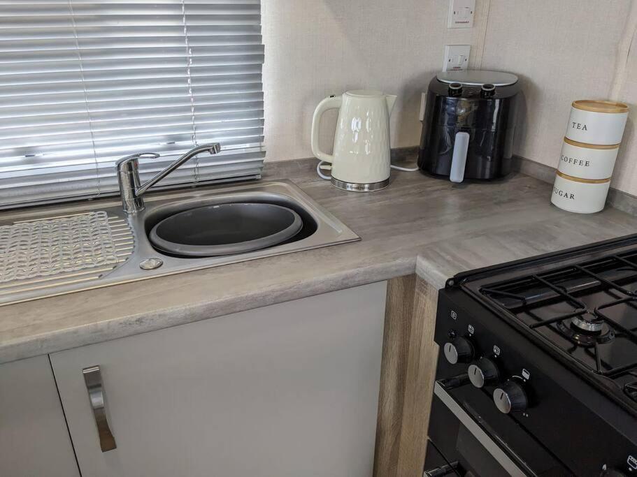 Mainsriddle Beautiful Pet Friendly Southerness Caravan With Sea View & Decking Area מראה חיצוני תמונה